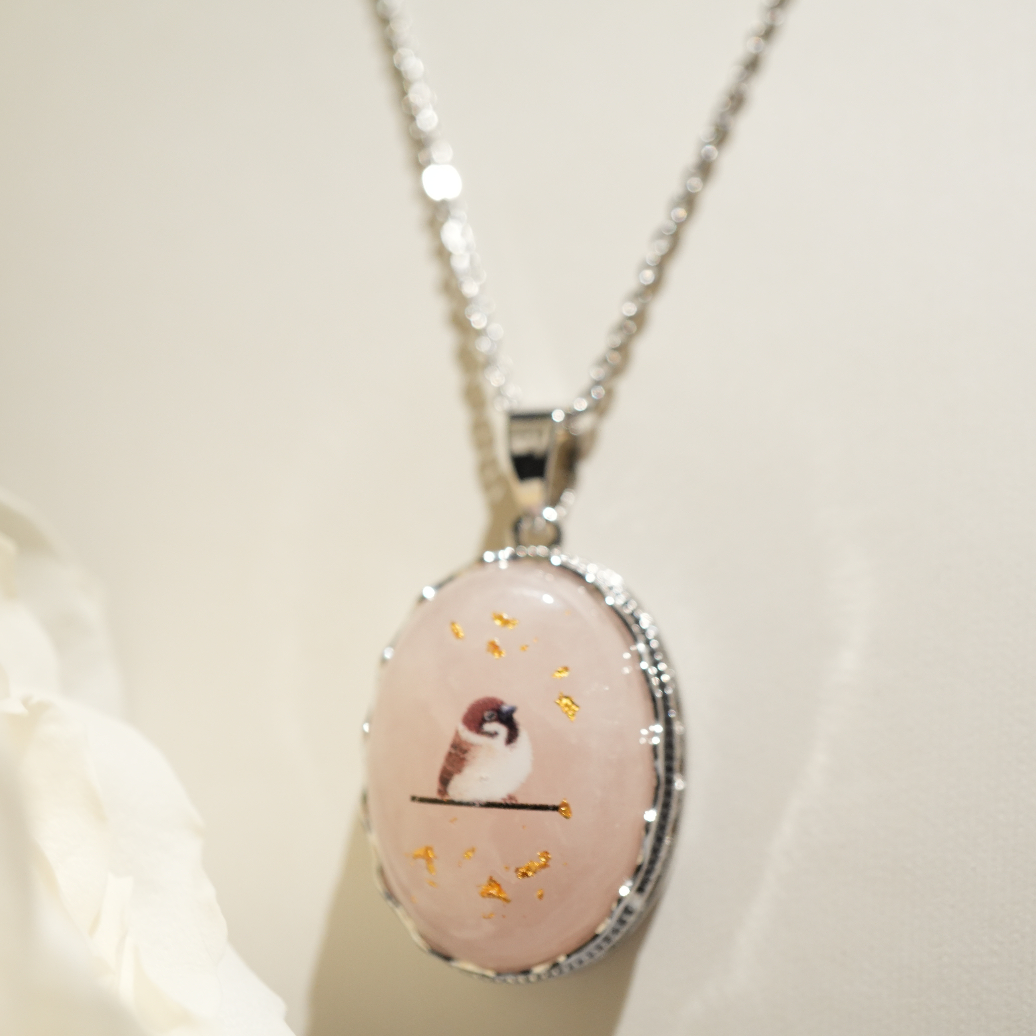 天然石ローズクォーツと雀、金沢箔のペンダント 24k ネックレス