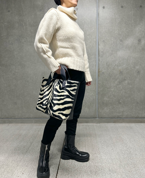 [特殊軽量素材]アシンメトリーファートート　ゼブラファー×ブラック　<裏地 ブルーバイオレット>　浅めM 19枚目の画像