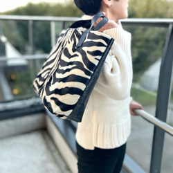 [特殊軽量素材]アシンメトリーファートート　ゼブラファー×ブラック　<裏地 ブルーバイオレット>　浅めM 6枚目の画像