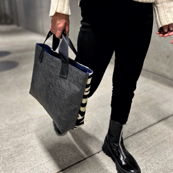 [特殊軽量素材]アシンメトリーファートート　ゼブラファー×ブラック　<裏地 ブルーバイオレット>　浅めM 16枚目の画像