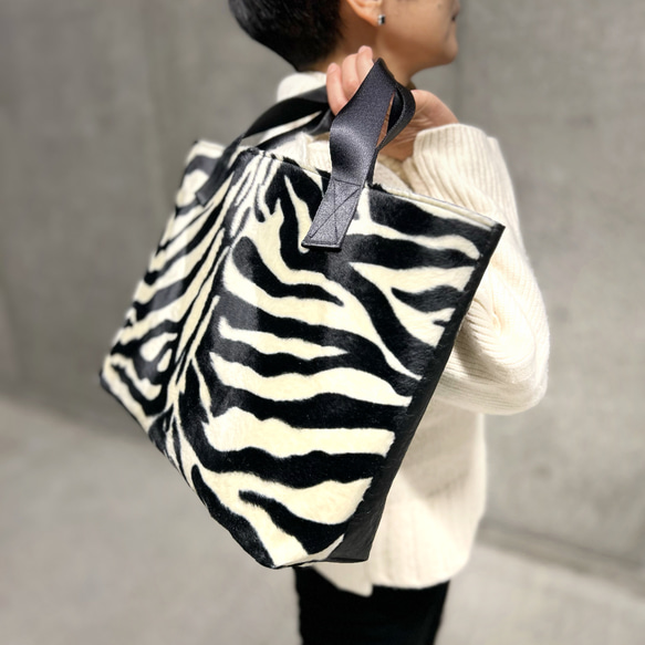 [特殊軽量素材]アシンメトリーファートート　ゼブラファー×ブラック　<裏地 ブルーバイオレット>　浅めM 14枚目の画像