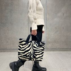 [特殊軽量素材]アシンメトリーファートート　ゼブラファー×ブラック　<裏地 ブルーバイオレット>　浅めM 13枚目の画像