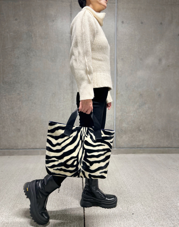 [特殊軽量素材]アシンメトリーファートート　ゼブラファー×ブラック　<裏地 ブルーバイオレット>　浅めM 13枚目の画像