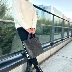 [特殊軽量素材]アシンメトリーファートート　ゼブラファー×ブラック　<裏地 ブルーバイオレット>　浅めM 4枚目の画像