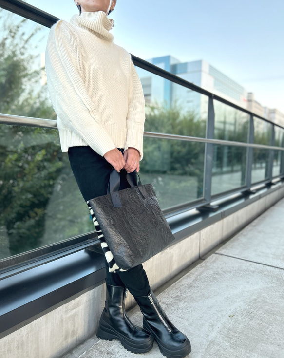 [特殊軽量素材]アシンメトリーファートート　ゼブラファー×ブラック　<裏地 ブルーバイオレット>　浅めM 4枚目の画像