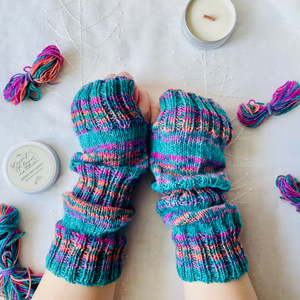 【現品限り】手編みのアームウォーマー（湖畔の空色） 1枚目の画像