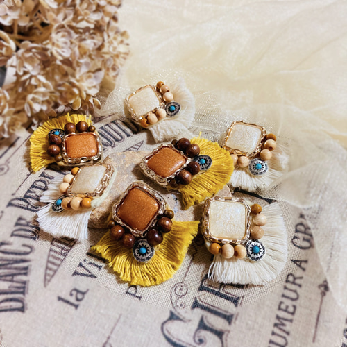 ビーズ刺繍 ホワイト フリンジ ウッド コンチョ ☆ ピアス イヤリング 