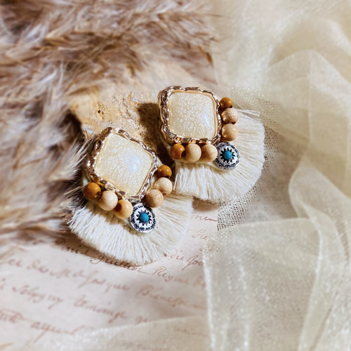 ビーズ刺繍 ホワイト フリンジ ウッド コンチョ ☆ ピアス
