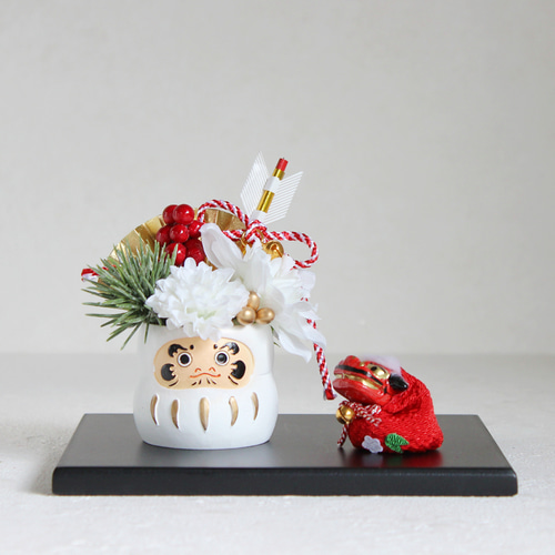 再販【黒敷板付き】おめでたい 小さなだるまのお正月飾り お手玉獅子舞