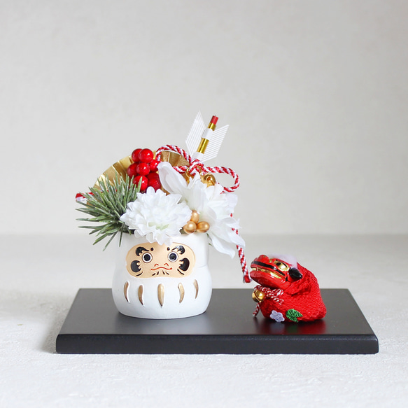 再販【黒敷板付き】おめでたい 小さなだるまのお正月飾り お手玉獅子舞