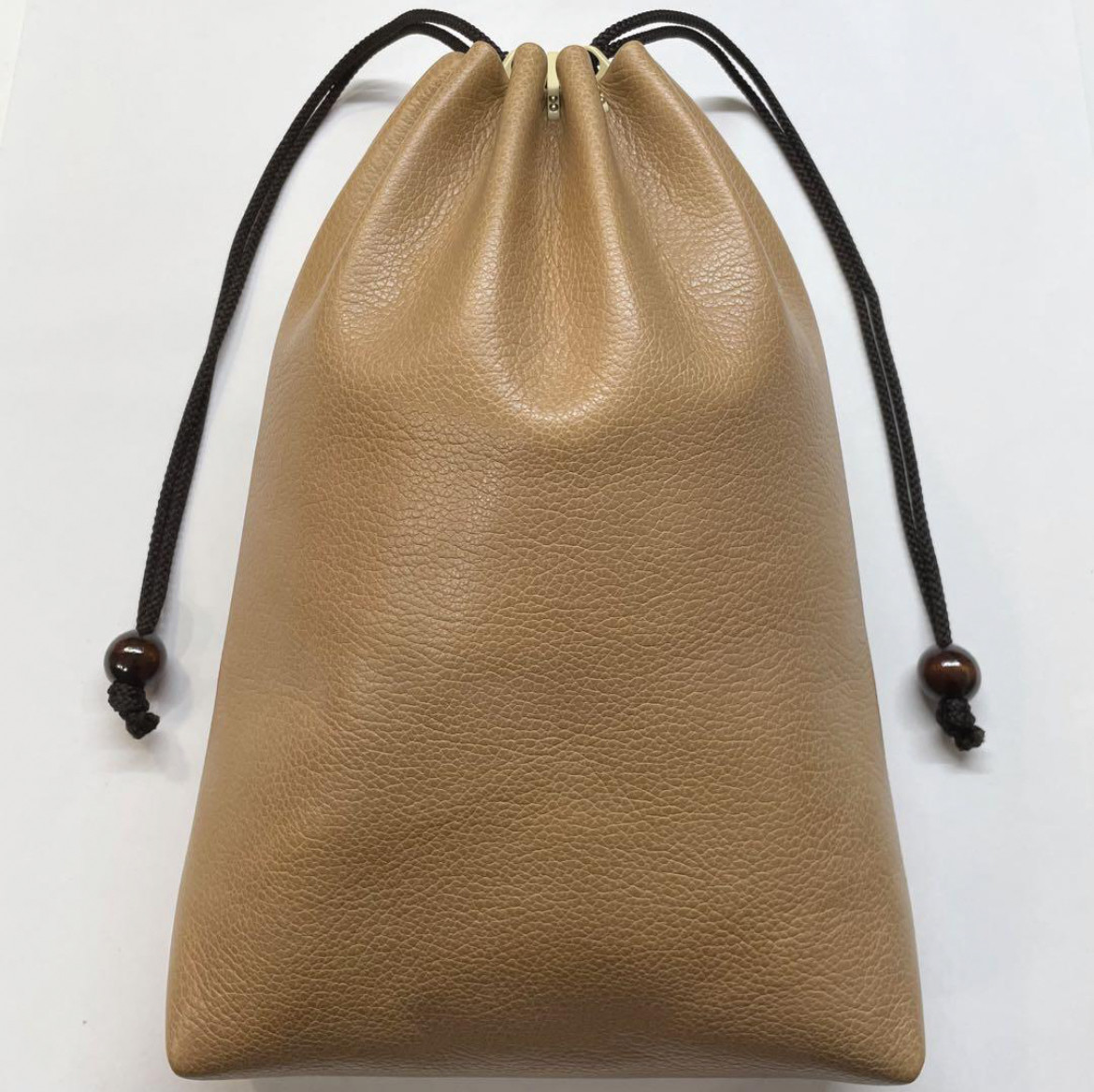 信玄袋(マチ有り、中)、般若心経の刺繍が施された帯(絹)とシボ牛革の