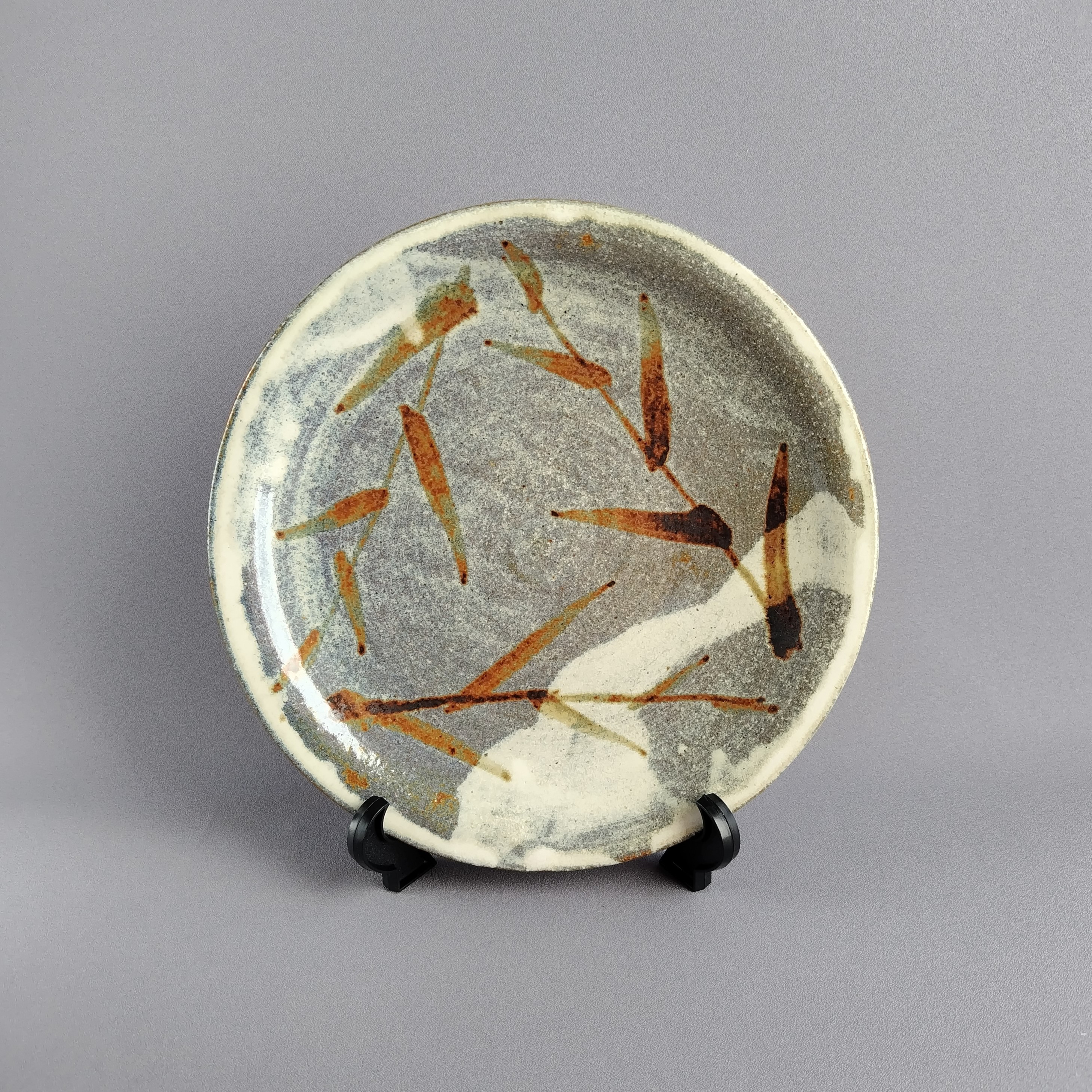 丸皿　アイボリーマット釉　秋草　【商品番号：00603】