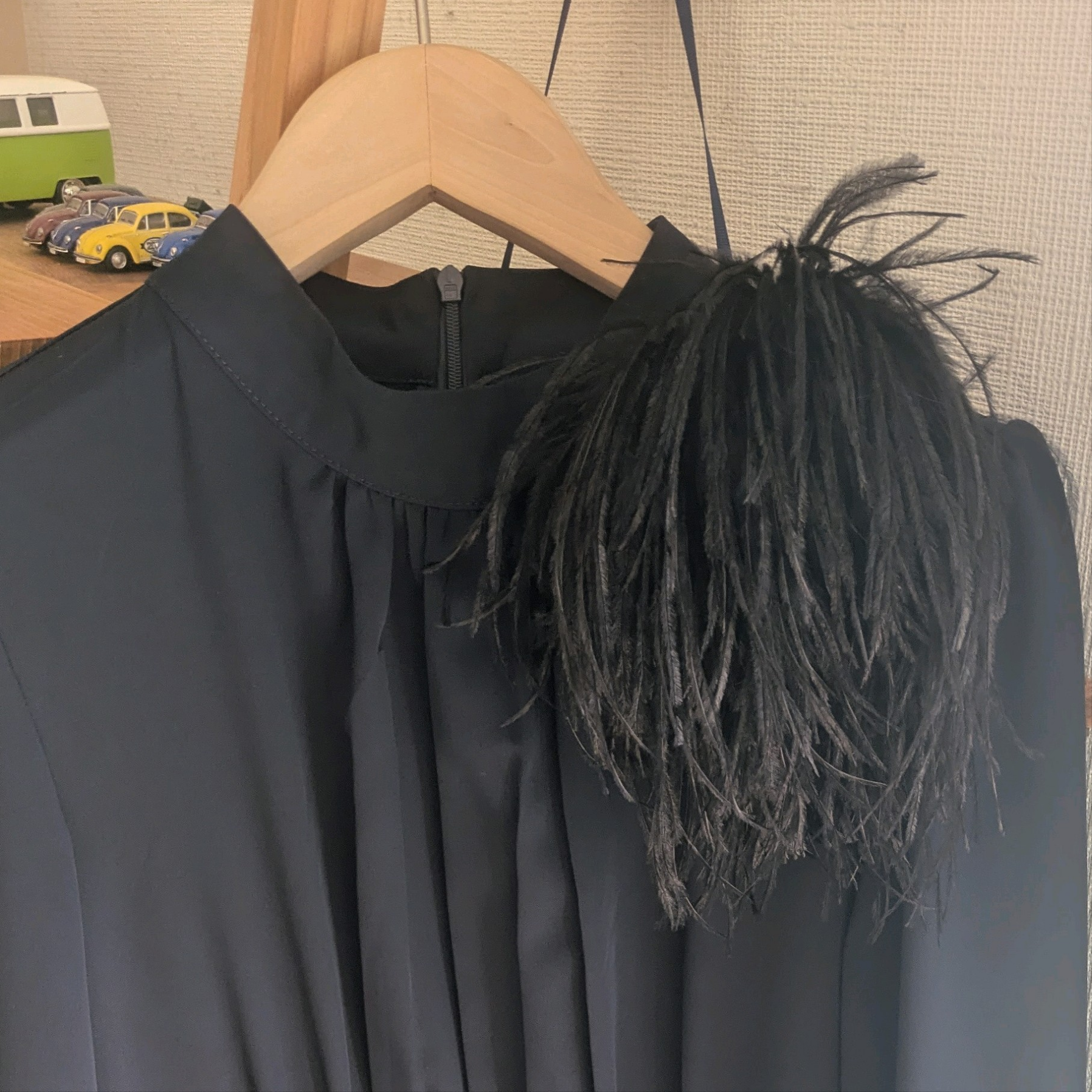 漆黒オーストリッチ大きめコサージュ（マグネット付き）