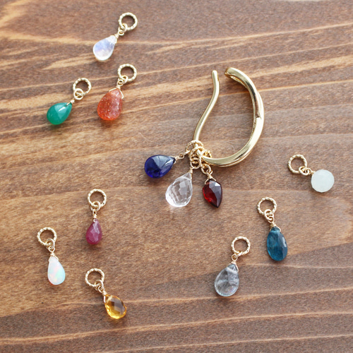 特集掲載】24種類の天然石から3つのチャームが選べる◇イヤーカフ