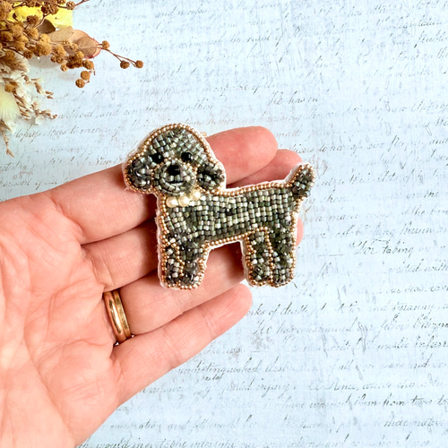 2way】ビーズ刺繍のうちの子ブローチ、バッグチャーム・トイプードル