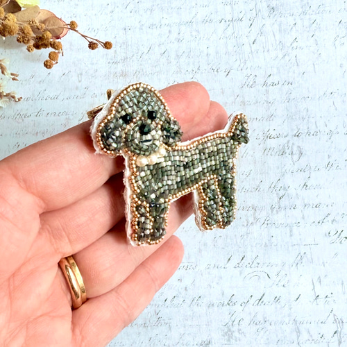 2way】ビーズ刺繍のうちの子ブローチ、バッグチャーム・トイプードル
