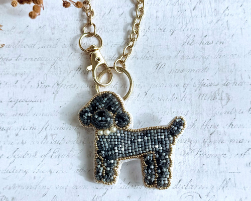 2way】ビーズ刺繍のうちの子ブローチ、バッグチャーム・トイプードル