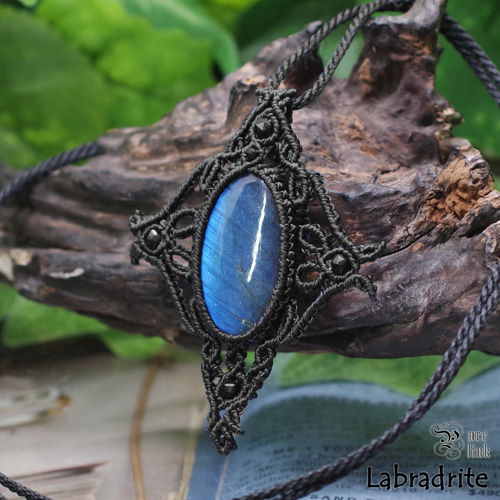 月と太陽を象徴する魔石『ブルーラブラドライト』マクラメ編み