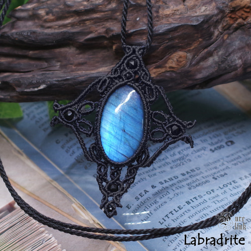 月と太陽を象徴する魔石『ブルーラブラドライト』マクラメ編みトップ