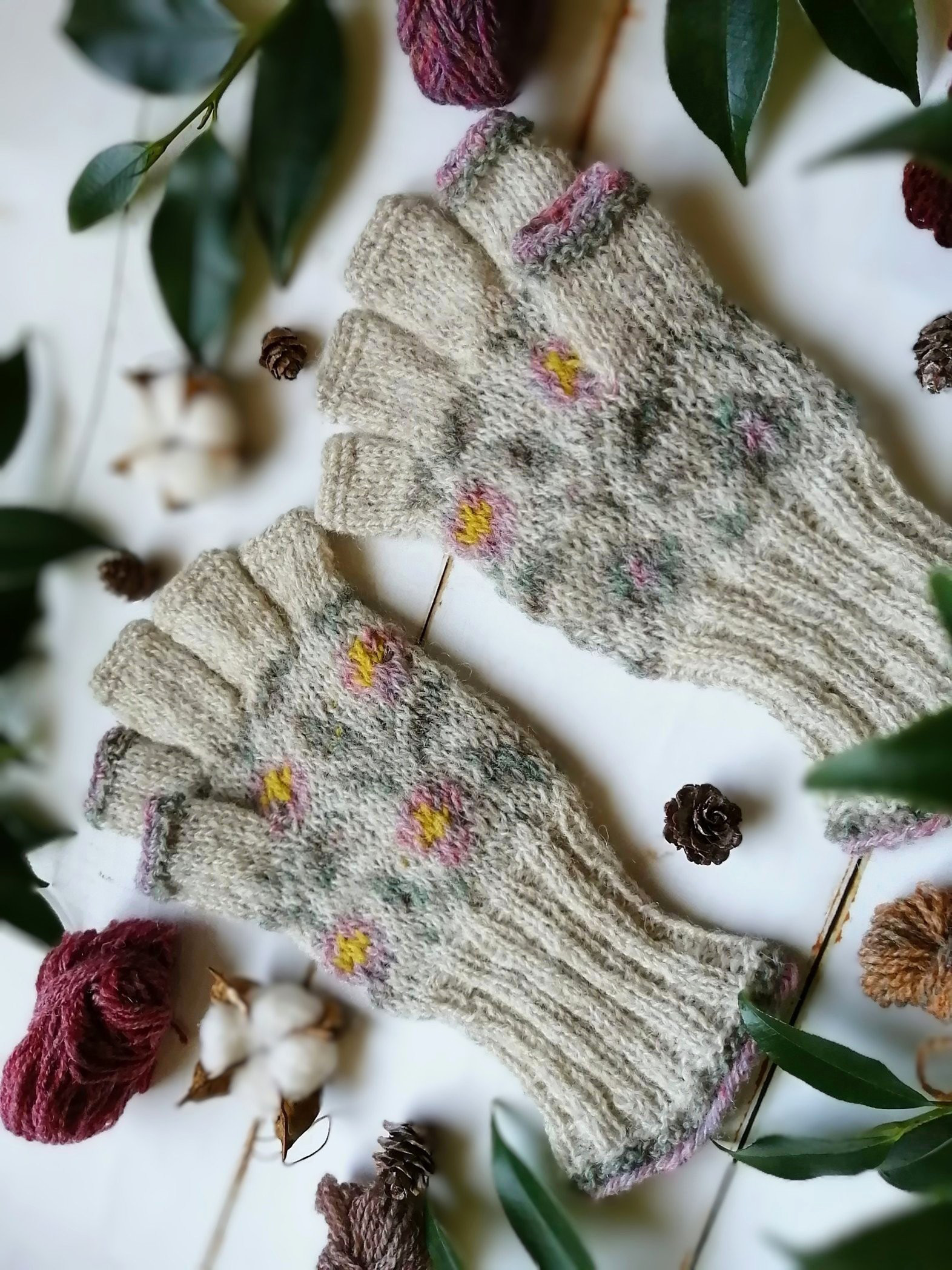 名残の薔薇〜編み込み模様の指先フリー手袋