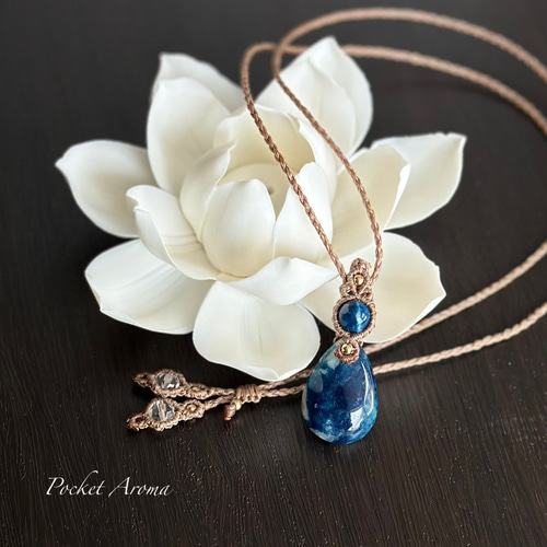 『深奏貴』ブルーハックマナイトのマクラメペンダントネックレス 藍郷』ブルーハックマナイトのマクラメペンダントネックレス