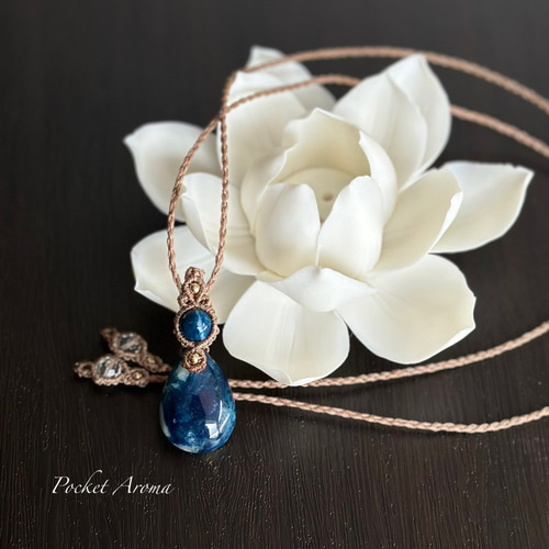 『深奏貴』ブルーハックマナイトのマクラメペンダントネックレス 藍郷』ブルーハックマナイトのマクラメペンダントネックレス