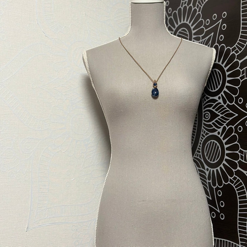 『深奏貴』ブルーハックマナイトのマクラメペンダントネックレス 碧泉』ブルーハックマナイトのマクラメペンダントネックレス