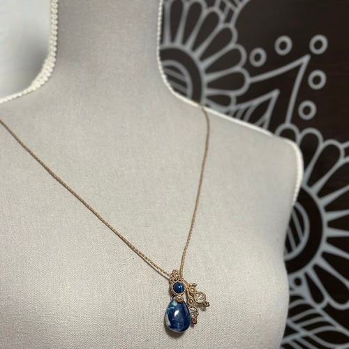 『深奏貴』ブルーハックマナイトのマクラメペンダントネックレス 碧泉』ブルーハックマナイトのマクラメペンダントネックレス