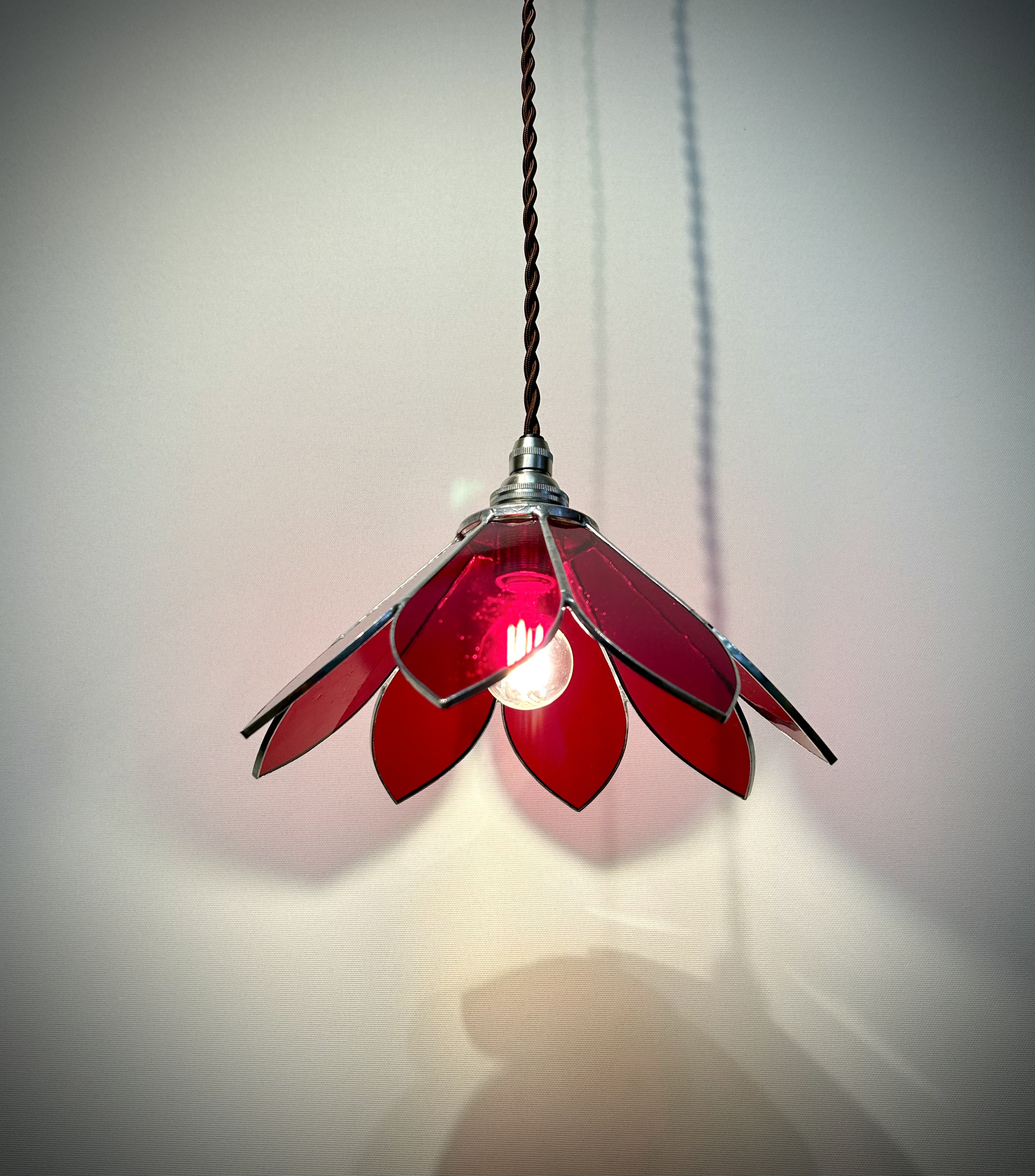 ステンドグラスのペンダントランプ　8枚の花びら、レッド