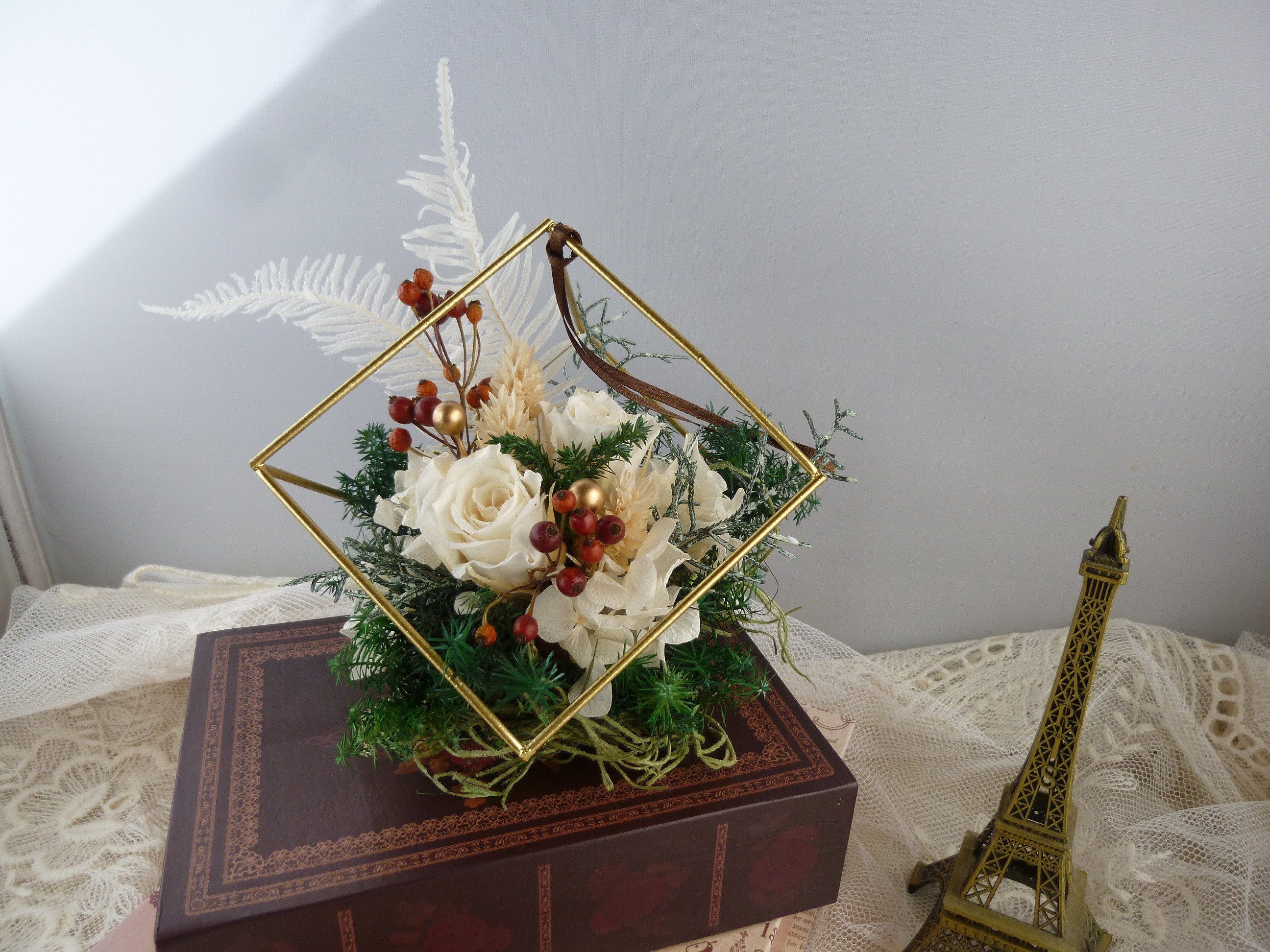 専用 フラワーアレンジ♡マスカレード 白バラのクリスマスアレンジ（ハンギング） プリザーブドフラワー 唐沢