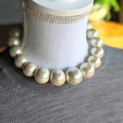 含耳環。 ■極為罕見！超大日本棉珍珠，金色醫用不鏽鋼，抗過敏，輕巧，非常適合秋冬七五三節。 第2張的照片