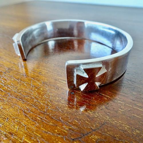 仁尾彫金『3アイアンクロス平打バングル』ハンドメイド347 バングル