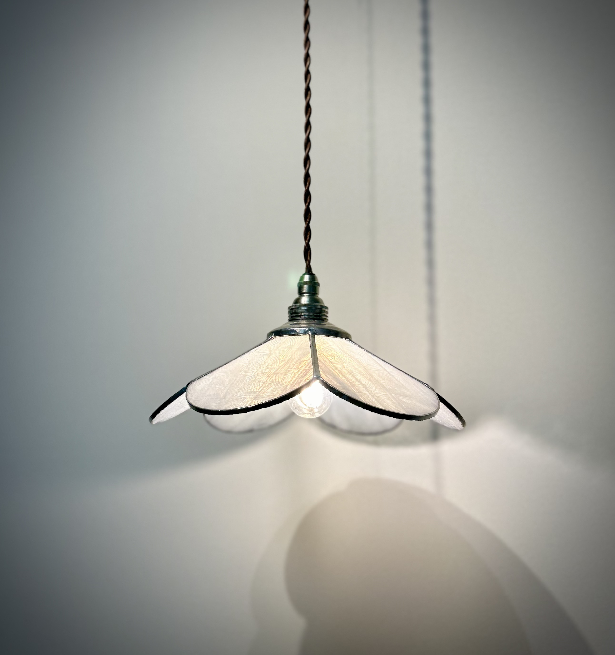 ステンドグラスのペンダントランプ　6枚の花びら、 ホワイトストリーキー