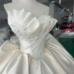 サテントレーンウェディングドレス 大人っぽさのある王道ウェディングドレス。トレーンが長く、サテン生地