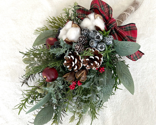 カウベルの優しい音色　コニファーと木の実のクリスマススワッグ　縦長スワッグ 96f9af1b86523610e01fdd783ec2d0