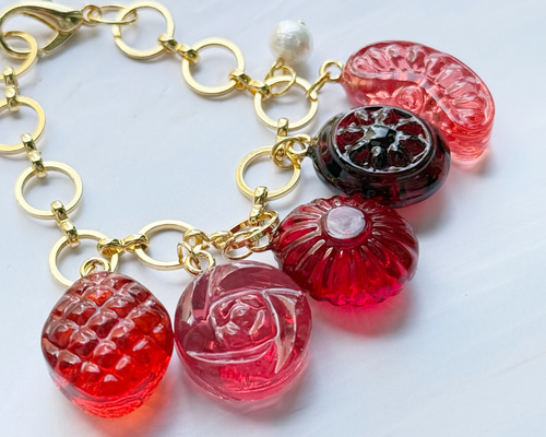 Largo ファッション SAINT LAURENT 赤 シールド型 キーホルダー