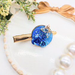 ブルーの薔薇と蝶々のミニヘアクリップ 1枚目の画像