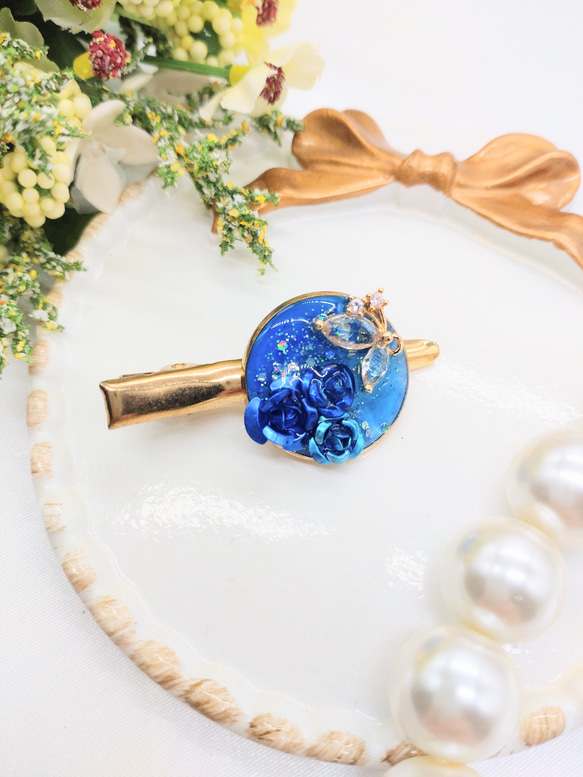ブルーの薔薇と蝶々のミニヘアクリップ 1枚目の画像