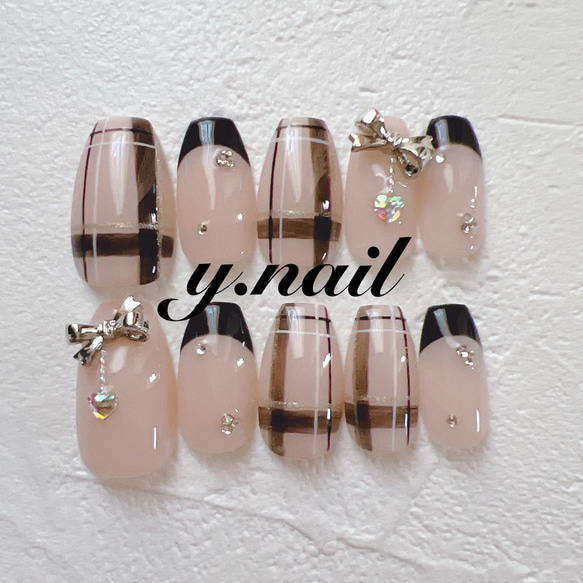 100))手描きネイル ネイルチップ フレンチガーリー リボンネイル チェック柄 🐩🎀🖤 . #リボンネイル #チェックネイル #ギンガムチェック