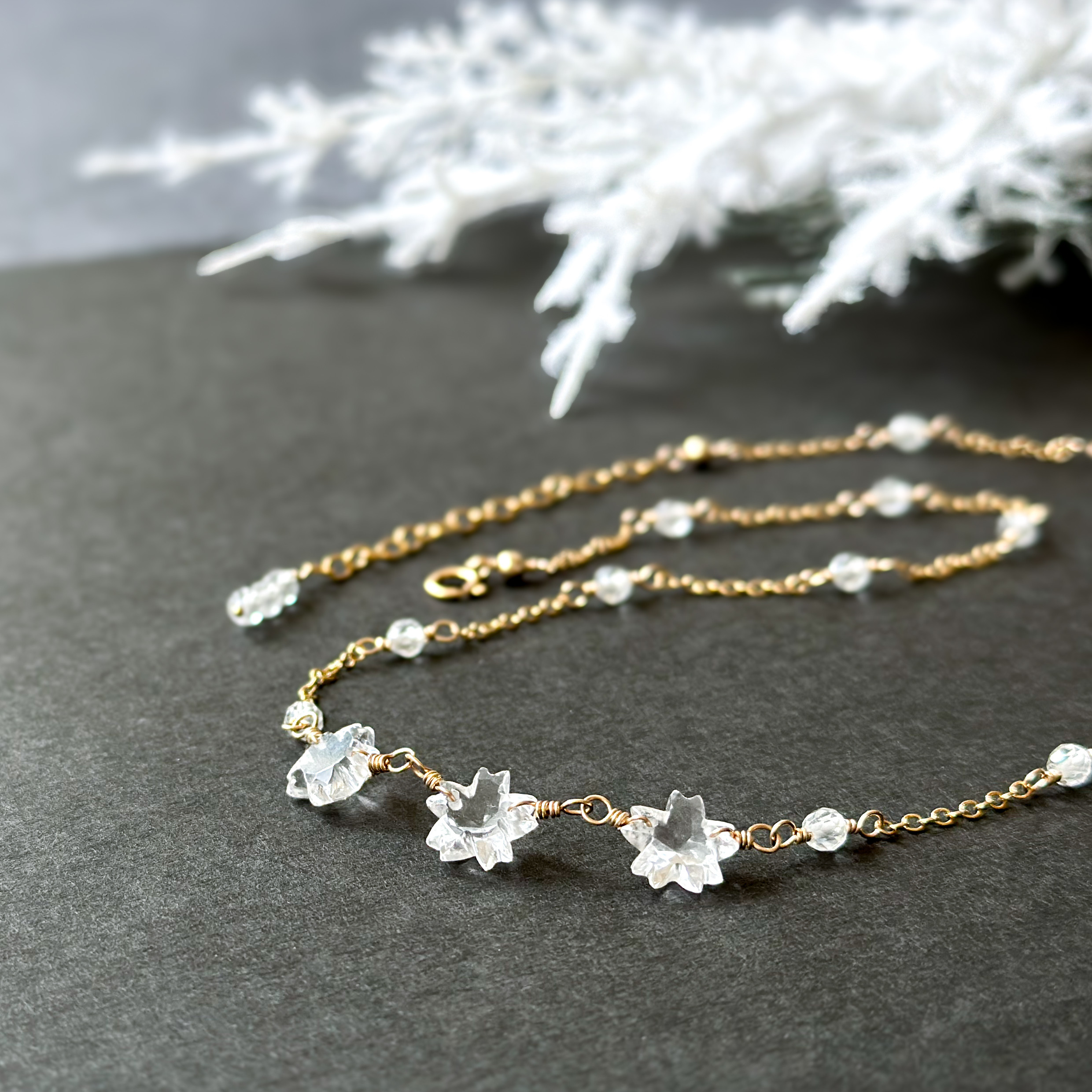 14kgf*冬桜のクリスタルとホワイトトパーズのステーションネックレス*アジャスター付き