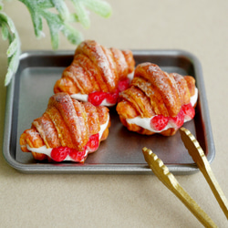 いちごクロワッサン【人気！】♡選べる金具♡ 1枚目の画像