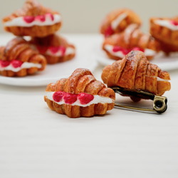 いちごクロワッサン【人気！】♡選べる金具♡ 3枚目の画像