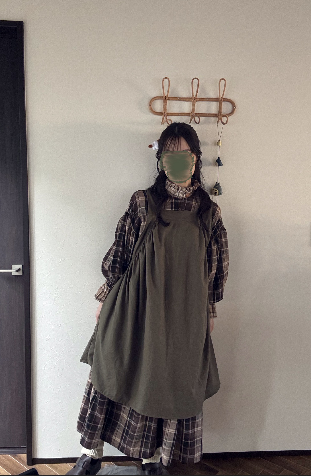 ハイイロチョッキリ　ギャザーたっぷりエプロンワンピース　カーキ