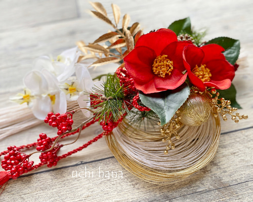 お正月2026☆和モダン 美しい赤椿と胡蝶蘭 金白水引ベースのお正月飾り
