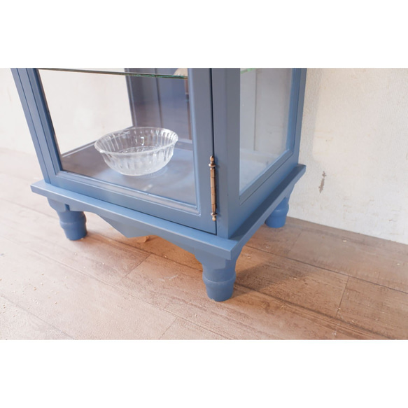 ろくろ脚のガラスキャビネット　パリジャンブルー×ダークブラウン塗装 4枚目の画像