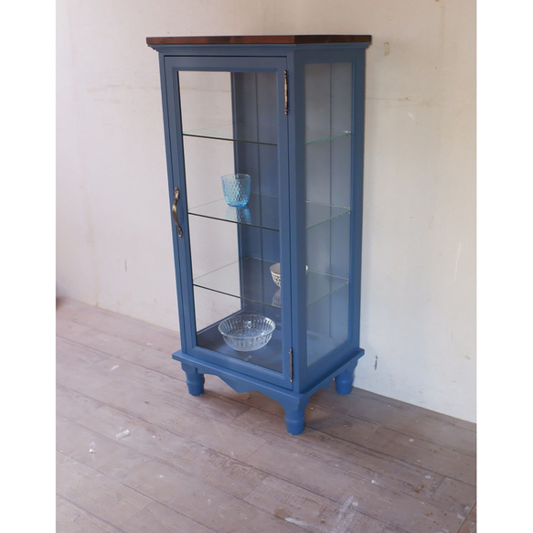 ろくろ脚のガラスキャビネット パリジャンブルー×ダークブラウン塗装