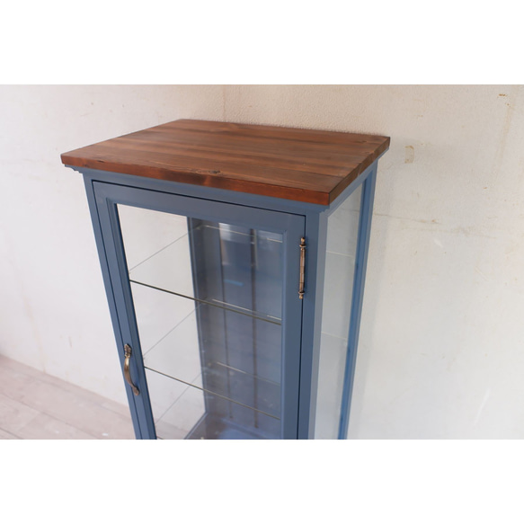 ろくろ脚のガラスキャビネット　パリジャンブルー×ダークブラウン塗装 3枚目の画像