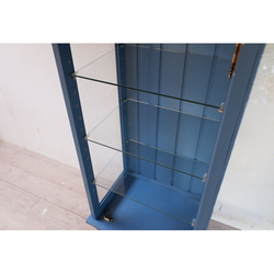 ろくろ脚のガラスキャビネット　パリジャンブルー×ダークブラウン塗装 5枚目の画像