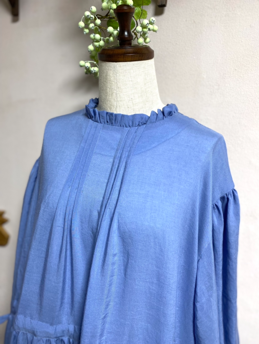 《大きいサイズ》　前後着れるフリルワンピース　Ｌ　ＬＬ　１３号　１５号　スモークブルー