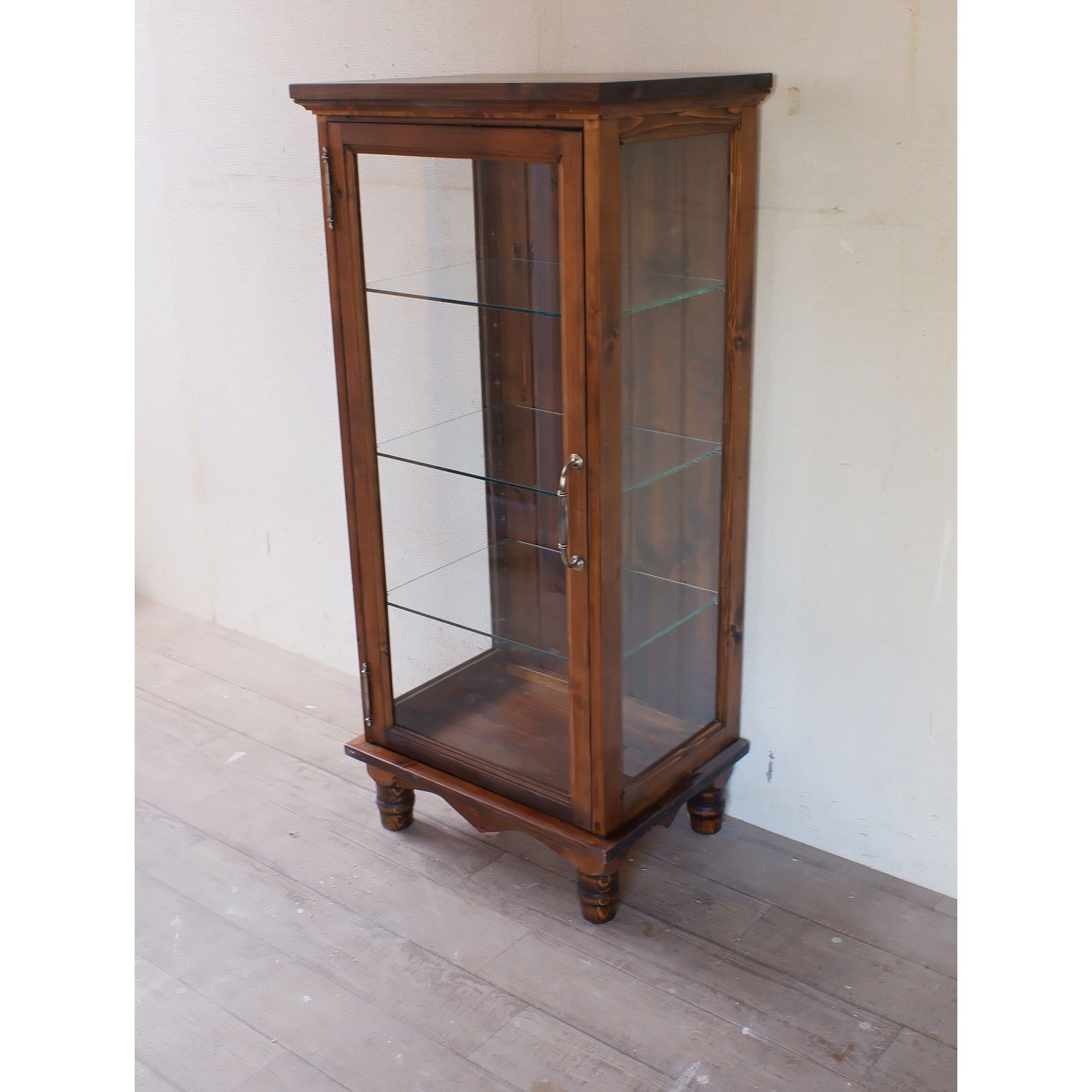 【１点在庫有】扉左開きタイプ　ろくろ脚のガラスキャビネット　ダークブラウン塗装